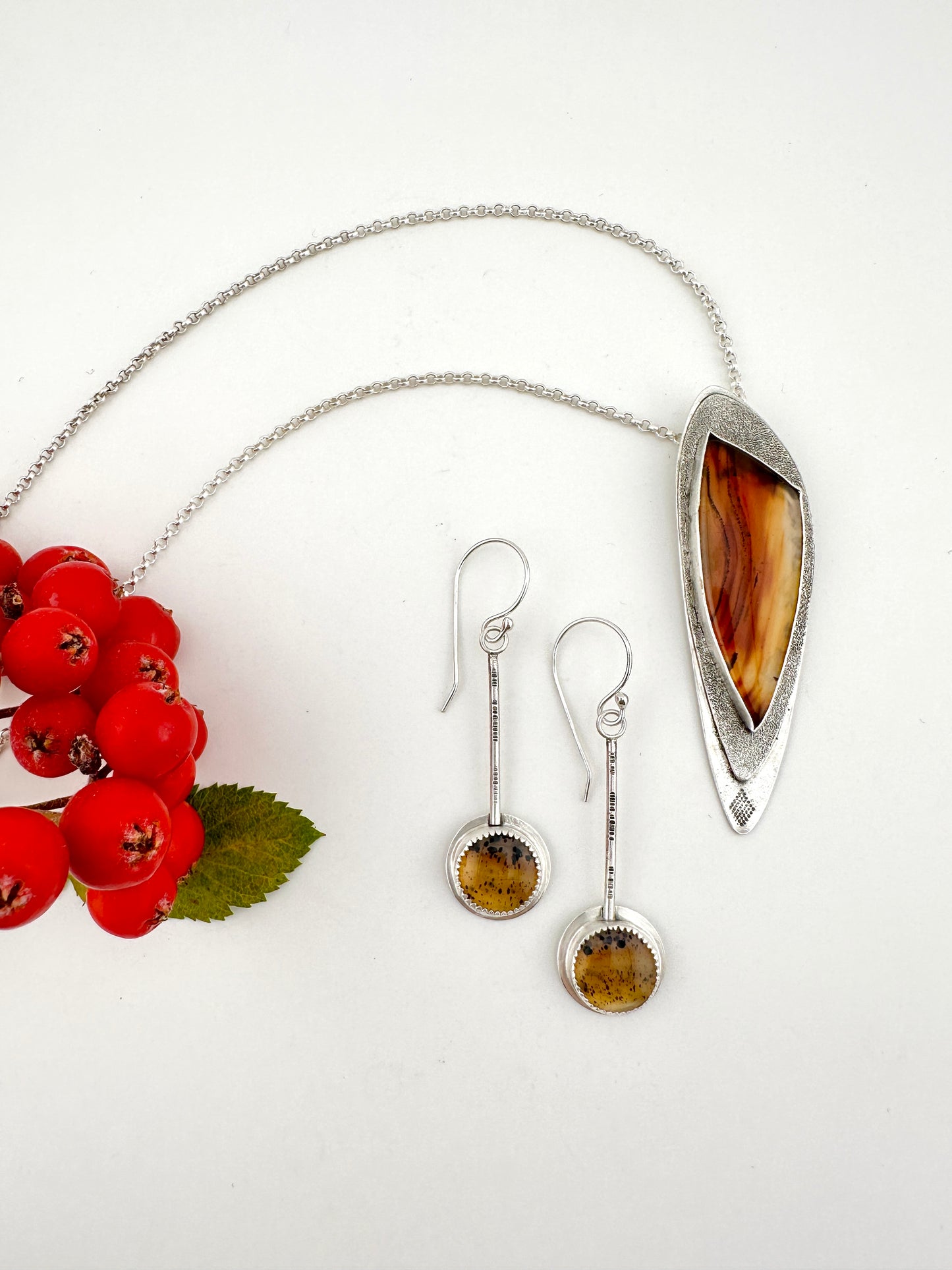 Amber Flow Montana Agate Pendant Necklace