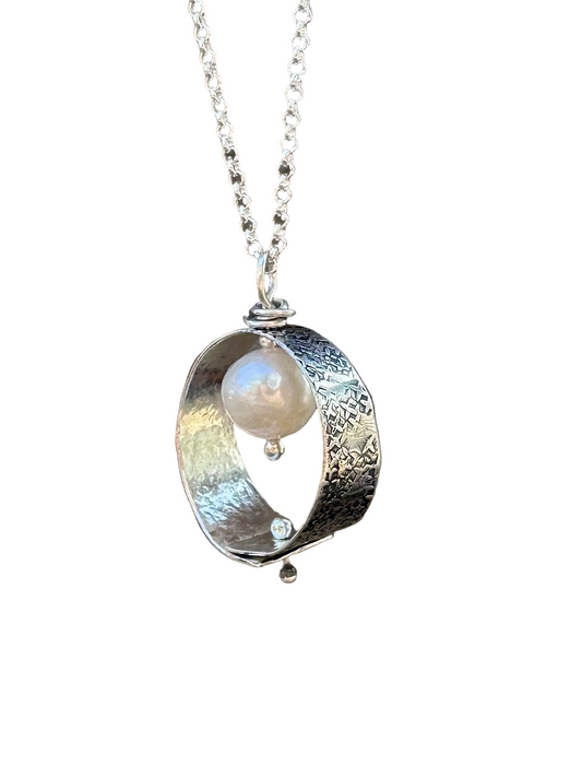 Unity Circle & Pearl Silk Texture Necklace